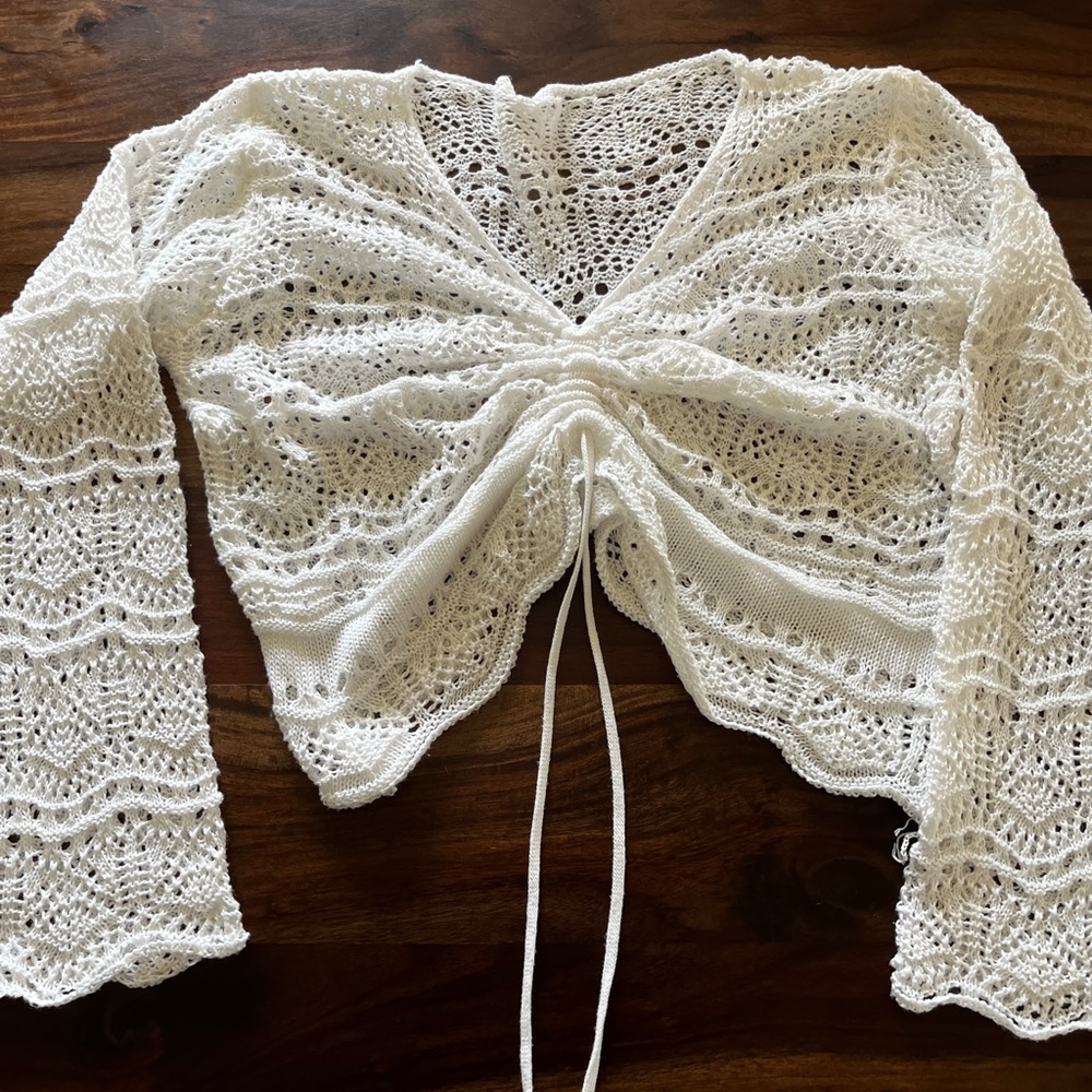 Crochet Knit White v-neck long-sleeved top with tie ruching